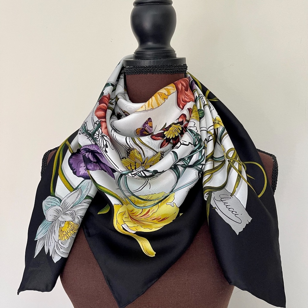New Gucci Scarf Flora Infinity Print White Silk Scarf Wrap with Gucci Gift Box